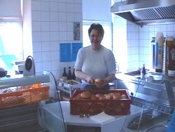 Claudia schneidet schon mal die Br�tchen  -----  f�r die W�rste